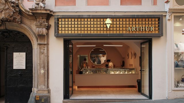 L'ingresso della gelateria Sottozero in piazza a Magione